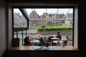 Cinq cafés avec wifi pour travailler à Liège, spot wifi, digital nomad, indépendant, travailler, pc, internet, portable, prise de courant,