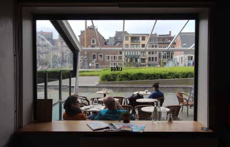 Cinq cafés avec wifi pour travailler à Liège, spot wifi, digital nomad, indépendant, travailler, pc, internet, portable, prise de courant,